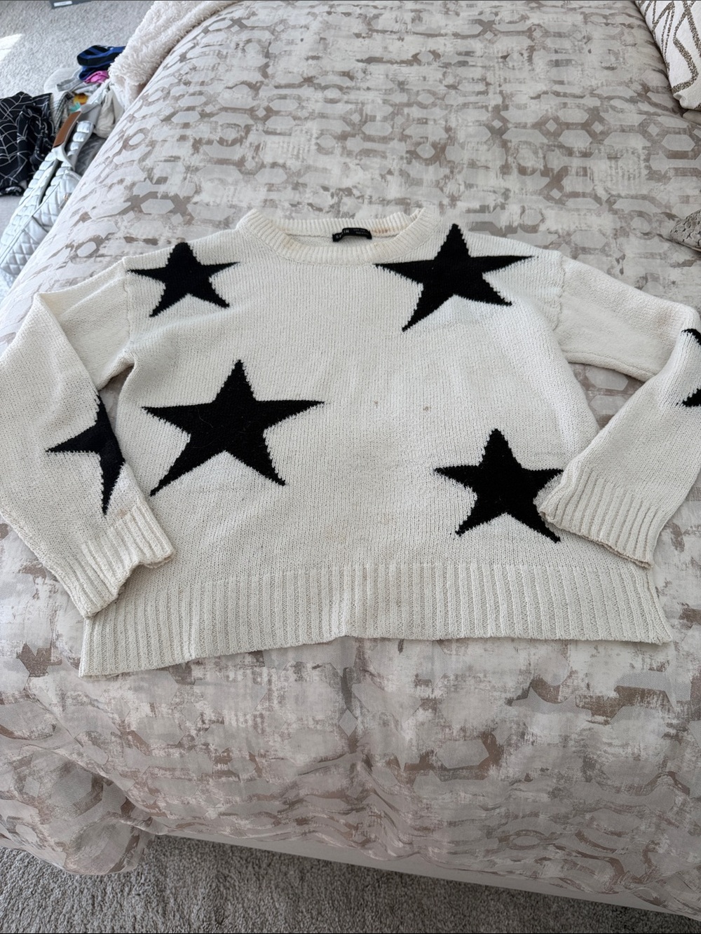 Skin White Crewneck Sweater with Black Star Pattern